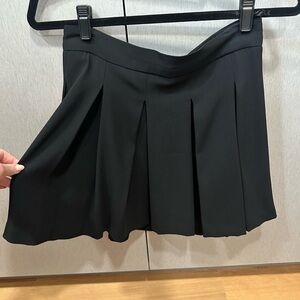 aritzia babaton mini skirt with pleats